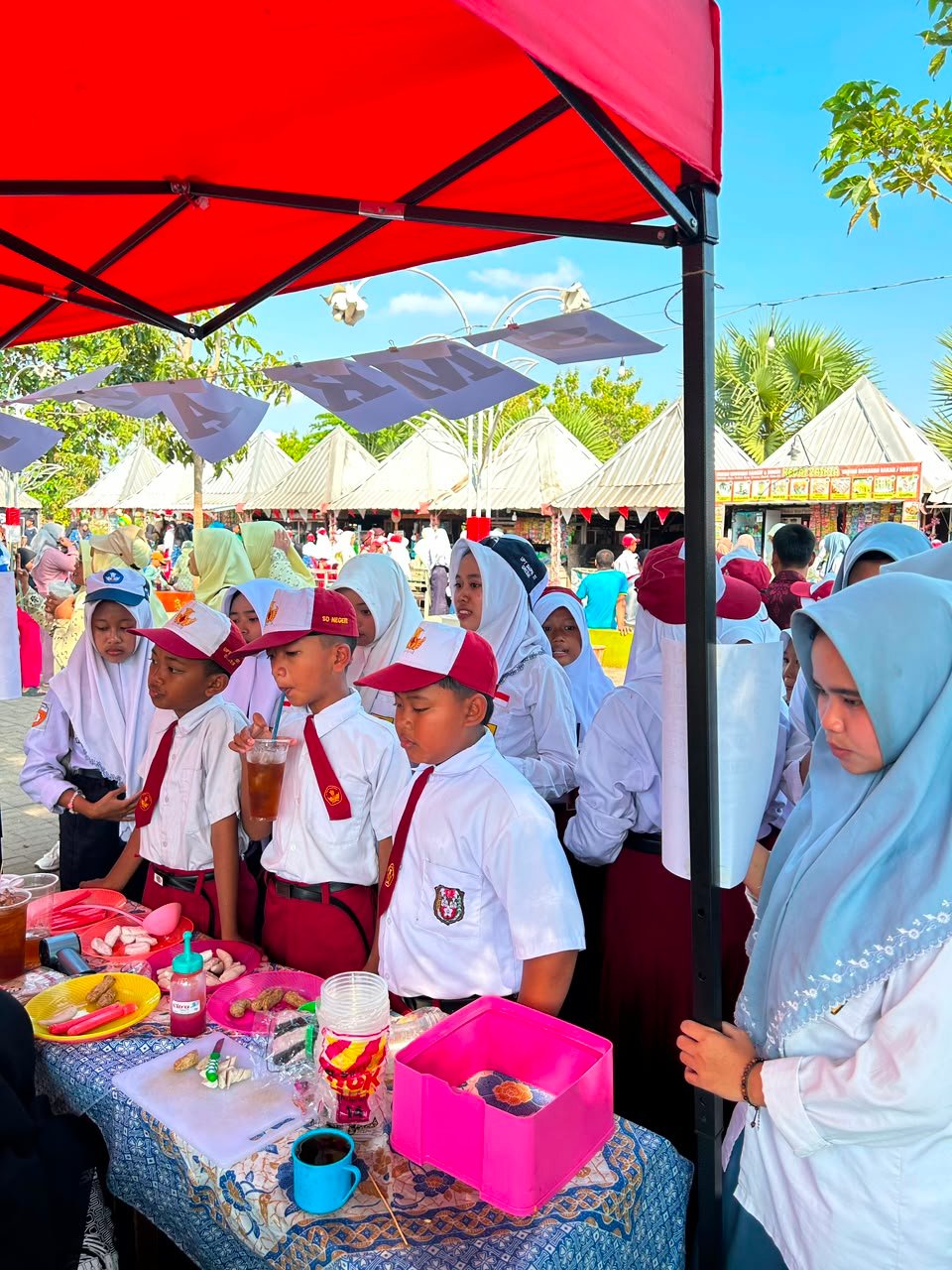 SMK Al Ikhlash Meriahkan HUT RI ke-81 Kecamatan Panceng dengan Pameran dan Bazar