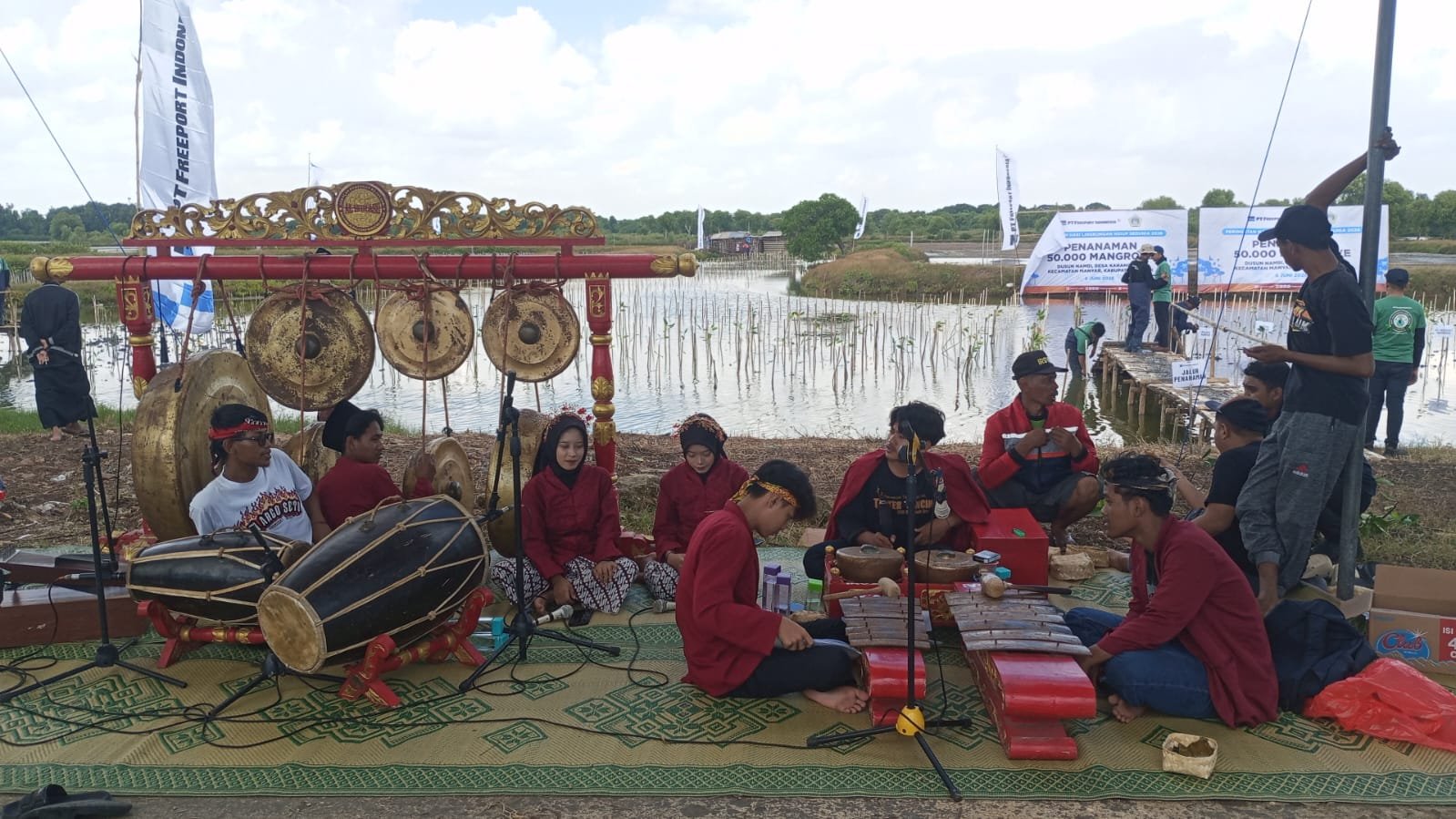 Kelompok Karawitan “Legowo Budoyo” SMK Al Ikhlash Turut Meriahkan Peringatan Hari Lingkungan Hidup Sedunia 2026 di Karangrejo Manyar